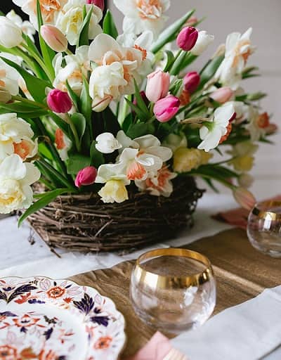 Nghệ thuật cắm hoa tulip trong tổ chim