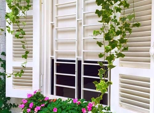 Cách phối hoa treo trang trí cửa sổ đẹp lung linh