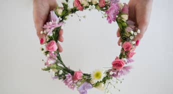 Cách làm vòng hoa đội đầu tạo điểm nhấn cho lễ dạ hội